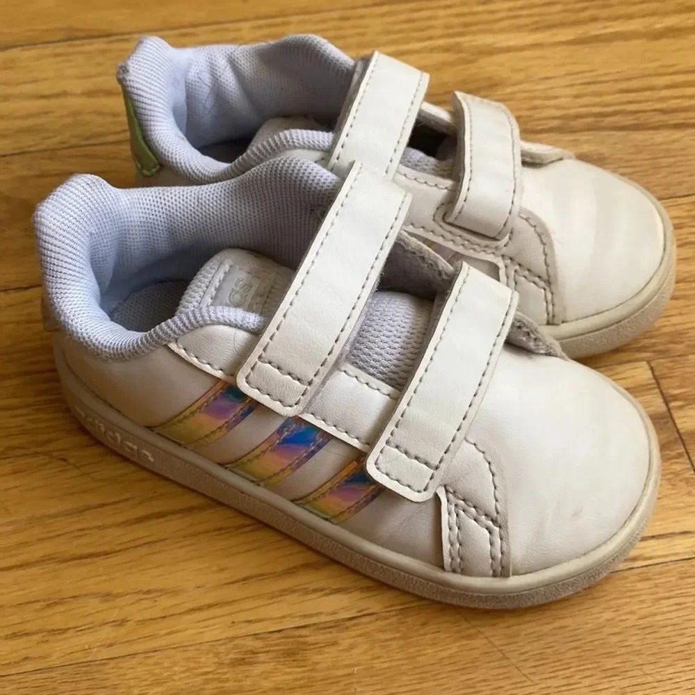 ADIDAS tiny kids size 6 sneaker white with irridescent‎ stripes.